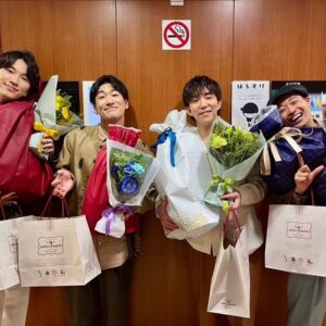 shoji Instagram - THANK YOU ラヴィット！ @tbs_loveit ❤️
シーズンレギュラーで出させて頂き、本当に本当に幸せでした！

毎週暖かく迎えて頂き、ありがとうございました😭

最後にスタッフ・キャストの皆さんとのダンスショーを披露させて頂きましたー❤️‍🔥
番組も、現場も、もちろんシッキンの活動も、沢山のスタッフの皆さんと一緒に作っていて、だからこそ、時には裏方と呼ばれる人達にも光が当たってくれたらうれしいなと思っています！
笑顔で踊るみんなが最高にかっこ良くて感動しました🔥

7枚目はディレクターのアベさんと！
カメラには映ってないけど、ゼロから一緒にショーを作りあげてくれました！
紹介したいスタッフの方々が沢山いすぎる。。。
本当にありがとうございました🙏

まだ観てない方は是非TV erで🙋‍♂️

てかあれ？俺ラーメンとか食べてないぞ！笑

#stkgz #シッキン #シットキングス #shoji #持田将史
#ラヴィット　#大好きだー　#ラヴィット最高　#ラヴィットスタッフ最高