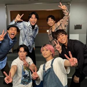 shoji Instagram - THANK YOU ラヴィット！ @tbs_loveit ❤️
シーズンレギュラーで出させて頂き、本当に本当に幸せでした！

毎週暖かく迎えて頂き、ありがとうございました😭

最後にスタッフ・キャストの皆さんとのダンスショーを披露させて頂きましたー❤️‍🔥
番組も、現場も、もちろんシッキンの活動も、沢山のスタッフの皆さんと一緒に作っていて、だからこそ、時には裏方と呼ばれる人達にも光が当たってくれたらうれしいなと思っています！
笑顔で踊るみんなが最高にかっこ良くて感動しました🔥

7枚目はディレクターのアベさんと！
カメラには映ってないけど、ゼロから一緒にショーを作りあげてくれました！
紹介したいスタッフの方々が沢山いすぎる。。。
本当にありがとうございました🙏

まだ観てない方は是非TV erで🙋‍♂️

てかあれ？俺ラーメンとか食べてないぞ！笑

#stkgz #シッキン #シットキングス #shoji #持田将史
#ラヴィット　#大好きだー　#ラヴィット最高　#ラヴィットスタッフ最高