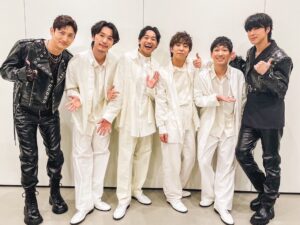 shoji Instagram - 日本テレビ「世界を変えた20人のアーティスト」に出演させて頂き、チャップリンの映画「独裁者」からfinal speechをパフォーマンスさせて頂きました。

80年前のスピーチでなされた問題提起の多くが、今もなお乗り越えられずに残っています。

チャップリンのように力強く素晴らしいメッセージを発する事は自分には出来ないかもしれないけど、このスピーチをダンスというフィルターを通して次の世代に繋いでいく、残していく事は出来ると信じて、これからも大切に踊っていきたいと思います。

こんな素敵な機会を頂いて幸せです。
観ていただいた皆さん、ありがとうございました！

東方神起のお二人や、東方ダンサーズにも久し振りに会えて嬉しかったです！

#stkgz #シッキン #シットキングス #shoji #持田将史
#チャップリン　#独裁者　#ダンス
#世界を変えた20人のアーティスト