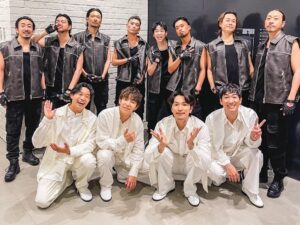 shoji Instagram - 日本テレビ「世界を変えた20人のアーティスト」に出演させて頂き、チャップリンの映画「独裁者」からfinal speechをパフォーマンスさせて頂きました。

80年前のスピーチでなされた問題提起の多くが、今もなお乗り越えられずに残っています。

チャップリンのように力強く素晴らしいメッセージを発する事は自分には出来ないかもしれないけど、このスピーチをダンスというフィルターを通して次の世代に繋いでいく、残していく事は出来ると信じて、これからも大切に踊っていきたいと思います。

こんな素敵な機会を頂いて幸せです。
観ていただいた皆さん、ありがとうございました！

東方神起のお二人や、東方ダンサーズにも久し振りに会えて嬉しかったです！

#stkgz #シッキン #シットキングス #shoji #持田将史
#チャップリン　#独裁者　#ダンス
#世界を変えた20人のアーティスト