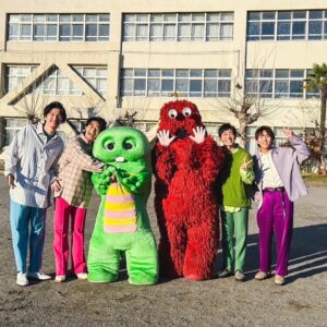 shoji Instagram - そういえば、ちょっと前にガチャピンとムックとワチャワチャした夢のような時間を載せるの忘れてた！

Happy 50th!

#stkgz #シッキン #シットキングス #shoji #持田将史
#ガチャピン　#ムック　#ガチャムク
#50歳じゃ無いよ　#５０年目の５歳だよ
#ムックさんはインスタやってないのかな？
#誰か教えて