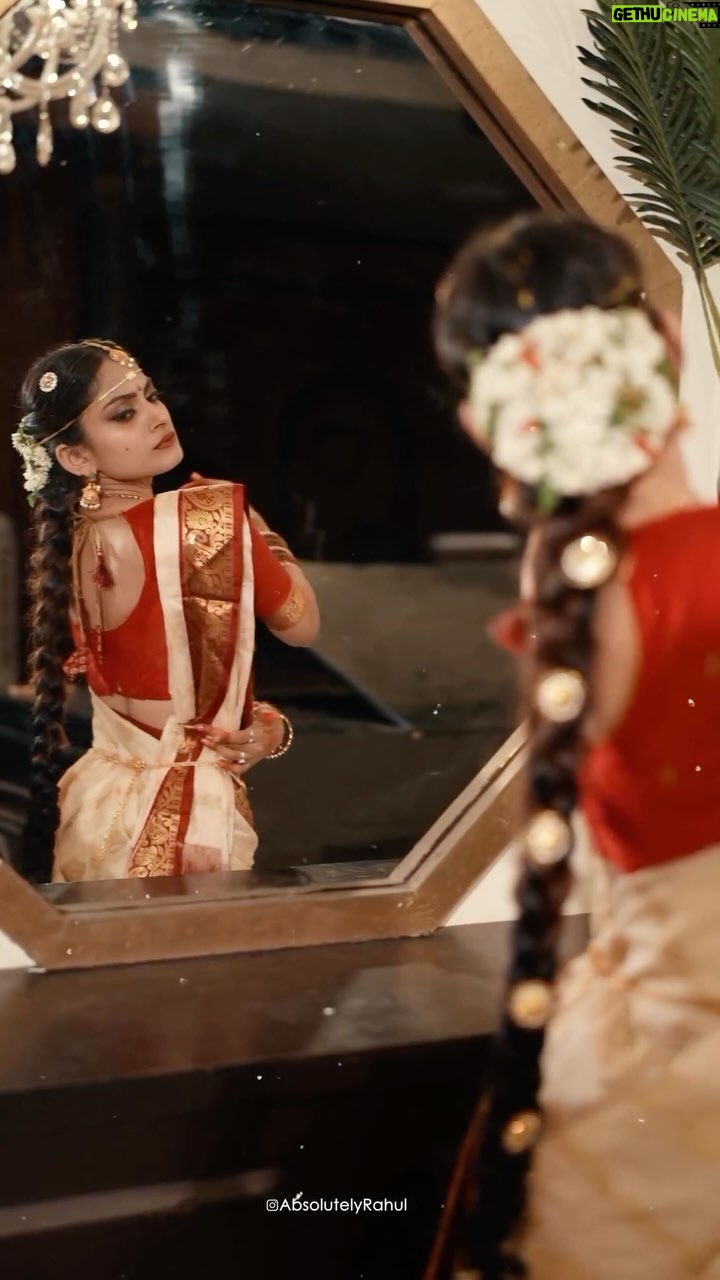 sree priya - 23.3K Likes - Let’s feel the classic vibe of Murari ♥️✨
Re-releasing on Aug9th 😍
Can’t wait to see the magical film on big screen 🥰
MUAH : @sushmitha.makeovers
Jewels : @leechee_pearls_jewels
Captured & Edit : @absolutelyrahul
Location : @nstudios_prewedding
@urstrulymahesh @iamsonalibendre @krishnavamsiofficial @upadrastasunitha