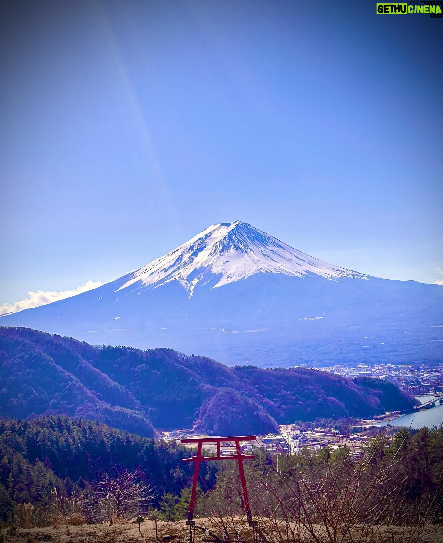 t-Ace - 5.7K Likes - 早起きして行きたかった浅間神社天空の鳥居に行ってきた
めっちゃ気持ちいいとこだった⛩️
そしたらまさかのファンがいたて高いところでサイン書かされた🤣さてこれからどうしようか😏
#tAce #エロ神クズお #浅間神社 #天空の鳥居 #富士山 #teamクズ