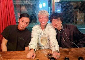 t-Ace Instagram - 43歳になりました。
今年は当日を俳優の安藤君とデザイナーの岡沢君と画家の井田とむかえられた。祝ってもらえて僕は幸せです。
たくさんのLINEもありがとうございます。
ファンのみんなもリプやDMもありがとう。
全部読みます。
去年はホント最悪でまぁ色々あったけど最近ようやく戻ってきていて今年の夏からまたちゃんと活動していこうと思う。
やっぱりオレの中の音楽や人生は「HAPPY×エロ×笑い」であってLiveと曲を通して困っている人や心が弱っている人の手助けが少しだけできたらオレがいた意味を残せるんだと思う。6割でゆるーくいくんで今年もこの先もみんなゆるーくよろしくねー😁仲間達とファンがHappyでありますよーに！つけめーん！！

#tAce #エロ神クズお #birthday #43