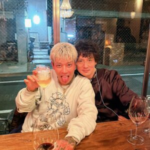 t-Ace Instagram - 43歳になりました。
今年は当日を俳優の安藤君とデザイナーの岡沢君と画家の井田とむかえられた。祝ってもらえて僕は幸せです。
たくさんのLINEもありがとうございます。
ファンのみんなもリプやDMもありがとう。
全部読みます。
去年はホント最悪でまぁ色々あったけど最近ようやく戻ってきていて今年の夏からまたちゃんと活動していこうと思う。
やっぱりオレの中の音楽や人生は「HAPPY×エロ×笑い」であってLiveと曲を通して困っている人や心が弱っている人の手助けが少しだけできたらオレがいた意味を残せるんだと思う。6割でゆるーくいくんで今年もこの先もみんなゆるーくよろしくねー😁仲間達とファンがHappyでありますよーに！つけめーん！！

#tAce #エロ神クズお #birthday #43