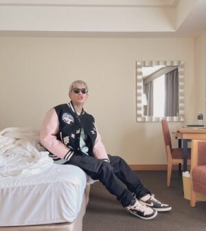 t-Ace Instagram - 5〜6年前は四国にもよくLiveでいってたんだけど、最近は全然いけてないねー

でも変わらずに愛をくれるファンってのは全国にいてくれる

このお母さんも大阪ワンマンとかには来れるんだよな

子供から大人までみんなが来れるデイタイムのLiveを増やしたい

音楽もそうだしボードや海もそうだけど昼の遊び方を追求したいって思ってきてる

んで車椅子のお母さん元気そうで安心したわ✌🏼
また来年もうどんご馳走するから元気にしといてな
Liveで待ってるね😁

#tAce #エロ神クズお #teamクズ四国