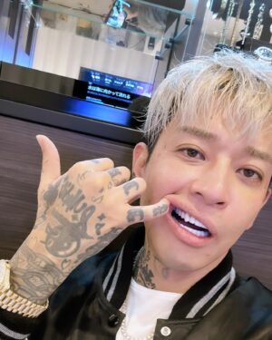 t-Ace Instagram - 絶賛シミ取りのダウンタイム中だけど載せとく。上下20本のあたらしい歯が入った🦷歯医者も嫌いだし、虫歯になりやすいし、コンプレックスもあったしこれで解消されると思うとテンションあがる。ずっと欲しかった八重歯もできた。できれば毒とか出せたらいいのに。歯は大事なものだからちゃんと信頼できる仲間の医院でやりたかった。オレはお金をもらってみんなに何かをすすめるPR案件とかはやらないからホントに自分でいいな、こいつになら預けられるなって思ってちょっと離れてるけどここにした。この歯科を紹介するのももちろん無償でしてる。とにかく真面目でいい先生達だからすすめとくね！
テラスモール松戸プランス歯科
☎️0477005185
自分が試してみんなに教えたいなって思った物以外のPR案件みたいなの受け付けてない！
#tAce #エロ神クズお #pr #宣伝 #ジルコニア