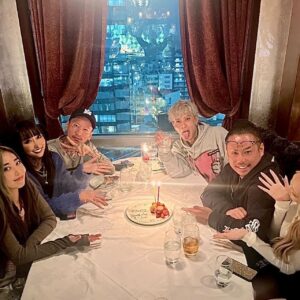 t-Ace Instagram - おそらく今年最後の誕生会㊗️
筑紫, @staxxt_cream @izumana19890629 @ayaakapanda まなちゃん,ありがとう🙏🏼🩵
周りに恵まれて幸せだなーって思った。
1年あっという間で気がついたらジジイになってんだろうな🤣これからもジジイになってもみんなで楽しく生きていこ！Thanks to @kujira_shinjuku 🫡

#teamクズ東京本部