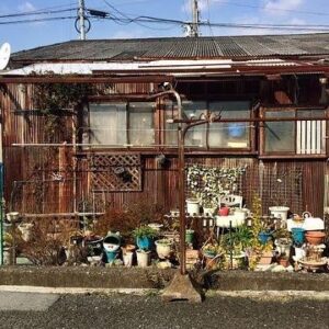 t-Ace Instagram - これはネットから拾った画像だけど
子供の頃こんな家に住んでて冬は風入ってきて寒いし
お湯はぬるいし電気は止まる..
夏は虫とか蛇入ってくるしもちろんエアコンはない
汚い家が並ぶ場所と綺麗なデカい家が並ぶ場所が近くで共存してた地元
こんなとこで劣等感丸出しで育って
オレはコンプレックスの塊
金持ちになって見返すんだって強く願って生きてきて
それで運よく売れて今ちょっとだけ金持ちになって
でも金の事を言うと昔のオレみたいな奴らから
めちゃくちゃ批判される
ま、わからなくもねえんだけど
貧乏が嫌で突っ走って金持ちになって
何で金の事言っちゃダメなの？
これ見て頑張ろって思う人もたくさんいるじゃん？
嫉妬や嫉みは人の心を腐らせる
自分も周りも同じような魂の人しか集まらなくなる
それで自分から離れた過去の知り合いはたくさんいる

話しがそれたけど今不自由ない生活ができてる事にあらためて感謝したのよ今朝
周りの仲間や応援してくれるみんなにも
曲以外であんまり言いたくないけどたまにはこういう事もSNSに残そうかなと
この投稿恥ずかしくなってきたら消すねw

救ってくれた音楽であの頃の全然笑えてない哀しい魂にまた戻らないように
ダレかを苦しみからちょっとだけでも救えるように
何があってもゲラゲラ笑える強さを持てるように
どっかのダレかじゃねえたった1人自分に負けないように

金持ち＝幸せ
では全然ない
幸せは実はいつも分かりにくいけど周りに沢山あるものかも

文が長え！やっぱ長文嫌い！きもい！もう消したいw

今日はスタッフみんなに飯奢ろw