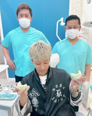 t-Ace Instagram - 絶賛シミ取りのダウンタイム中だけど載せとく。上下20本のあたらしい歯が入った🦷歯医者も嫌いだし、虫歯になりやすいし、コンプレックスもあったしこれで解消されると思うとテンションあがる。ずっと欲しかった八重歯もできた。できれば毒とか出せたらいいのに。歯は大事なものだからちゃんと信頼できる仲間の医院でやりたかった。オレはお金をもらってみんなに何かをすすめるPR案件とかはやらないからホントに自分でいいな、こいつになら預けられるなって思ってちょっと離れてるけどここにした。この歯科を紹介するのももちろん無償でしてる。とにかく真面目でいい先生達だからすすめとくね！
テラスモール松戸プランス歯科
☎️0477005185
自分が試してみんなに教えたいなって思った物以外のPR案件みたいなの受け付けてない！
#tAce #エロ神クズお #pr #宣伝 #ジルコニア