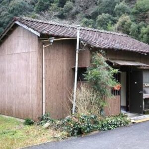 t-Ace Instagram - これはネットから拾った画像だけど
子供の頃こんな家に住んでて冬は風入ってきて寒いし
お湯はぬるいし電気は止まる..
夏は虫とか蛇入ってくるしもちろんエアコンはない
汚い家が並ぶ場所と綺麗なデカい家が並ぶ場所が近くで共存してた地元
こんなとこで劣等感丸出しで育って
オレはコンプレックスの塊
金持ちになって見返すんだって強く願って生きてきて
それで運よく売れて今ちょっとだけ金持ちになって
でも金の事を言うと昔のオレみたいな奴らから
めちゃくちゃ批判される
ま、わからなくもねえんだけど
貧乏が嫌で突っ走って金持ちになって
何で金の事言っちゃダメなの？
これ見て頑張ろって思う人もたくさんいるじゃん？
嫉妬や嫉みは人の心を腐らせる
自分も周りも同じような魂の人しか集まらなくなる
それで自分から離れた過去の知り合いはたくさんいる

話しがそれたけど今不自由ない生活ができてる事にあらためて感謝したのよ今朝
周りの仲間や応援してくれるみんなにも
曲以外であんまり言いたくないけどたまにはこういう事もSNSに残そうかなと
この投稿恥ずかしくなってきたら消すねw

救ってくれた音楽であの頃の全然笑えてない哀しい魂にまた戻らないように
ダレかを苦しみからちょっとだけでも救えるように
何があってもゲラゲラ笑える強さを持てるように
どっかのダレかじゃねえたった1人自分に負けないように

金持ち＝幸せ
では全然ない
幸せは実はいつも分かりにくいけど周りに沢山あるものかも

文が長え！やっぱ長文嫌い！きもい！もう消したいw

今日はスタッフみんなに飯奢ろw