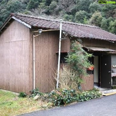 t-Ace - 11.3K Likes - これはネットから拾った画像だけど
子供の頃こんな家に住んでて冬は風入ってきて寒いし
お湯はぬるいし電気は止まる..
夏は虫とか蛇入ってくるしもちろんエアコンはない
汚い家が並ぶ場所と綺麗なデカい家が並ぶ場所が近くで共存してた地元
こんなとこで劣等感丸出しで育って
オレはコンプレックスの塊
金持ちになって見返すんだって強く願って生きてきて
それで運よく売れて今ちょっとだけ金持ちになって
でも金の事を言うと昔のオレみたいな奴らから
めちゃくちゃ批判される
ま、わからなくもねえんだけど
貧乏が嫌で突っ走って金持ちになって
何で金の事言っちゃダメなの?
これ見て頑張ろって思う人もたくさんいるじゃん?
嫉妬や嫉みは人の心を腐らせる
自分も周りも同じような魂の人しか集まらなくなる
それで自分から離れた過去の知り合いはたくさんいる
話しがそれたけど今不自由ない生活ができてる事にあらためて感謝したのよ今朝
周りの仲間や応援してくれるみんなにも
曲以外であんまり言いたくないけどたまにはこういう事もSNSに残そうかなと
この投稿恥ずかしくなってきたら消すねw
救ってくれた音楽であの頃の全然笑えてない哀しい魂にまた戻らないように
ダレかを苦しみからちょっとだけでも救えるように
何があってもゲラゲラ笑える強さを持てるように
どっかのダレかじゃねえたった1人自分に負けないように
金持ち=幸せ
では全然ない
幸せは実はいつも分かりにくいけど周りに沢山あるものかも
文が長え!やっぱ長文嫌い!きもい!もう消したいw
今日はスタッフみんなに飯奢ろw