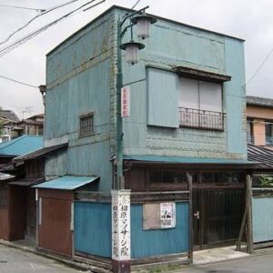 t-Ace Instagram - これはネットから拾った画像だけど
子供の頃こんな家に住んでて冬は風入ってきて寒いし
お湯はぬるいし電気は止まる..
夏は虫とか蛇入ってくるしもちろんエアコンはない
汚い家が並ぶ場所と綺麗なデカい家が並ぶ場所が近くで共存してた地元
こんなとこで劣等感丸出しで育って
オレはコンプレックスの塊
金持ちになって見返すんだって強く願って生きてきて
それで運よく売れて今ちょっとだけ金持ちになって
でも金の事を言うと昔のオレみたいな奴らから
めちゃくちゃ批判される
ま、わからなくもねえんだけど
貧乏が嫌で突っ走って金持ちになって
何で金の事言っちゃダメなの？
これ見て頑張ろって思う人もたくさんいるじゃん？
嫉妬や嫉みは人の心を腐らせる
自分も周りも同じような魂の人しか集まらなくなる
それで自分から離れた過去の知り合いはたくさんいる

話しがそれたけど今不自由ない生活ができてる事にあらためて感謝したのよ今朝
周りの仲間や応援してくれるみんなにも
曲以外であんまり言いたくないけどたまにはこういう事もSNSに残そうかなと
この投稿恥ずかしくなってきたら消すねw

救ってくれた音楽であの頃の全然笑えてない哀しい魂にまた戻らないように
ダレかを苦しみからちょっとだけでも救えるように
何があってもゲラゲラ笑える強さを持てるように
どっかのダレかじゃねえたった1人自分に負けないように

金持ち＝幸せ
では全然ない
幸せは実はいつも分かりにくいけど周りに沢山あるものかも

文が長え！やっぱ長文嫌い！きもい！もう消したいw

今日はスタッフみんなに飯奢ろw