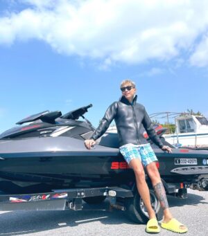 t-Ace Instagram - ごらん通りなーんもしてない
ただ寝て起きて飯食って海行ってを繰り返してる
ハブ酒飲むと次の日〇〇ちハンパない
でもリリックだけは超書いてる
東京戻ったら早く曲におこしたい
全然書けなかった時期から比べたら多分これいい状態よな？猫は見つけたら絶対絡むようにしてる
#オレのバナナに手を出すな 
#tAce #エロ神クズお #宮古島