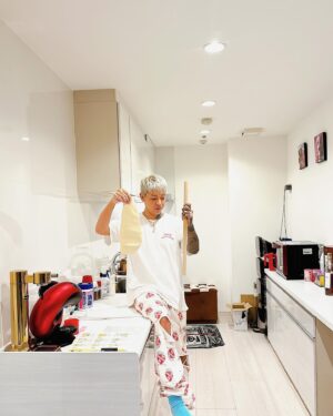 t-Ace Instagram - 友達と明日のうどん打ちのリハしてる🤣
キット送ってくれてありがと！！