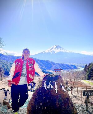 t-Ace Instagram - 早起きして行きたかった浅間神社天空の鳥居に行ってきた
めっちゃ気持ちいいとこだった⛩️
そしたらまさかのファンがいたて高いところでサイン書かされた🤣さてこれからどうしようか😏

#tAce #エロ神クズお #浅間神社 #天空の鳥居 #富士山 #teamクズ