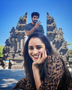 vj Santhiya Instagram - யாதுமற்ற நிலையில் 
யாதுமாகியவள் நீயே @aval_santhiya 🫂❤️🫂

#marrigelife #avalsanthiya #travelphotography #spreadlove ✨💥✨