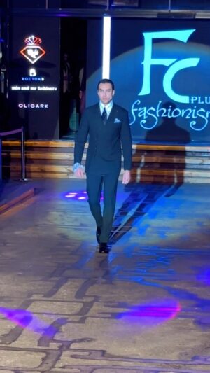 فربد بختیاروند Instagram - FASHION SHOW ISTANBUL 2023
@fcplusmerter 
@seyhmuscan.fc 
______________________
#model #modeling #fashion #suitstyle #mrstyle #farbodbakhtiyarvand