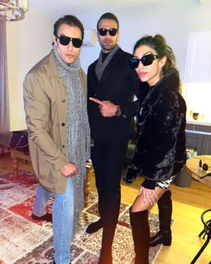 فربد بختیاروند Instagram - outfit, we crazy , before leaving the house
with my family ( brother & his wife ) 
i love them
photo by : momm 🤍
__________________
😎
#fashion #family #outfit #style