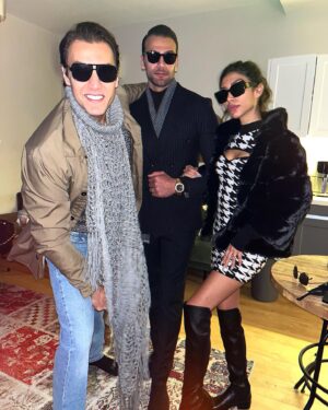 فربد بختیاروند Instagram - outfit, we crazy , before leaving the house
with my family ( brother & his wife ) 
i love them
photo by : momm 🤍
__________________
😎
#fashion #family #outfit #style