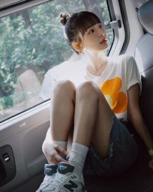 林莎 Instagram - ⋯剪了短瀏海 🍉 

@marimekko @marimekko_taiwan 
@newbalance
