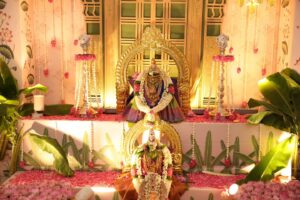 Aarthi Mohan Instagram - *VARAMAHALAKSHMI NONBU 2024*

எங்கள் இல்லத்தில் இவ்வருடம் எழுந்தருளி நின்ற தேவி ஸ்ரீ வரமகாலக்ஷ்மி ✨️🙏🏻

அனைவரும் இன்புற்று வாழ, வேண்டிய வரங்களை அருளும் அன்னை அனைவரையும் காத்திட வேண்டும்.

The festival to celebrate the unmatched generosity of Devi Shri Varamahalakshmi is a special one to our household year after year. Her divine grace is something that keeps growing with every passing year. We, as a family, are indebted for all the blessings that we are bestowed with and are forever grateful 🙏🏻. 

Thankful for all those who came and blessed us. And missed those who couldn't! 

#familytime #ourtraditionourpride #ourculture #divinity #faithandbelief #humbled ##togetherasfamily #teachinggennext