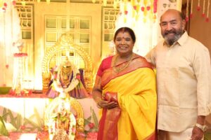 Aarthi Mohan Instagram - *VARAMAHALAKSHMI NONBU 2024*

எங்கள் இல்லத்தில் இவ்வருடம் எழுந்தருளி நின்ற தேவி ஸ்ரீ வரமகாலக்ஷ்மி ✨️🙏🏻

அனைவரும் இன்புற்று வாழ, வேண்டிய வரங்களை அருளும் அன்னை அனைவரையும் காத்திட வேண்டும்.

The festival to celebrate the unmatched generosity of Devi Shri Varamahalakshmi is a special one to our household year after year. Her divine grace is something that keeps growing with every passing year. We, as a family, are indebted for all the blessings that we are bestowed with and are forever grateful 🙏🏻. 

Thankful for all those who came and blessed us. And missed those who couldn't! 

#familytime #ourtraditionourpride #ourculture #divinity #faithandbelief #humbled ##togetherasfamily #teachinggennext