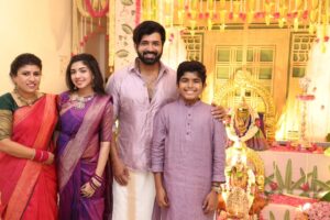 Aarthi Mohan Instagram - *VARAMAHALAKSHMI NONBU 2024*

எங்கள் இல்லத்தில் இவ்வருடம் எழுந்தருளி நின்ற தேவி ஸ்ரீ வரமகாலக்ஷ்மி ✨️🙏🏻

அனைவரும் இன்புற்று வாழ, வேண்டிய வரங்களை அருளும் அன்னை அனைவரையும் காத்திட வேண்டும்.

The festival to celebrate the unmatched generosity of Devi Shri Varamahalakshmi is a special one to our household year after year. Her divine grace is something that keeps growing with every passing year. We, as a family, are indebted for all the blessings that we are bestowed with and are forever grateful 🙏🏻. 

Thankful for all those who came and blessed us. And missed those who couldn't! 

#familytime #ourtraditionourpride #ourculture #divinity #faithandbelief #humbled ##togetherasfamily #teachinggennext