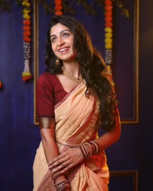 Abeneya Nethran Instagram - Fever irundhalum post poduvom 🤧💥

📸 @i.hare_sh 
Technical support - @ra2.studioz 

#abeneya #traditional #shoot