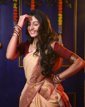 Abeneya Nethran Instagram - Fever irundhalum post poduvom 🤧💥

📸 @i.hare_sh 
Technical support - @ra2.studioz 

#abeneya #traditional #shoot