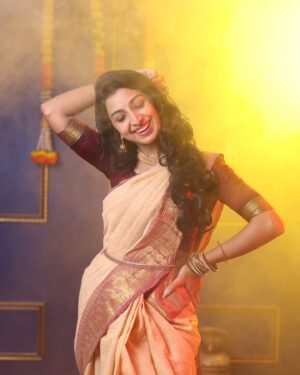 Abeneya Nethran Instagram - Fever irundhalum post poduvom 🤧💥

📸 @i.hare_sh 
Technical support - @ra2.studioz 

#abeneya #traditional #shoot