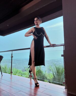 Abha Paul Instagram - Look at me 🖤 

Thanks @yadav.himani 

#phoneclick
