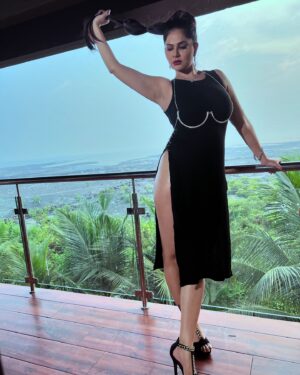 Abha Paul Instagram - Look at me 🖤 

Thanks @yadav.himani 

#phoneclick
