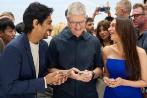 Aditi Rao Hydari Instagram - What an unforgettable, magical experience… thank you  sweetest kindest most most venerable #TimCook

The last two days have been very special for both of us, surrounded by mind- bending brilliance, epic creativity, peak technology and aesthetics max. 
But most most most special of all was meeting the people who make the Apple ecosystem… the Apple family. 
Kind creators, warm and loving genius innovators, brilliant minds with the most expansive and inclusive hearts. 
Our minds are charged and our hearts are full 

Thank you @apple ❤️