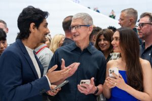 Aditi Rao Hydari Instagram - What an unforgettable, magical experience… thank you  sweetest kindest most most venerable #TimCook

The last two days have been very special for both of us, surrounded by mind- bending brilliance, epic creativity, peak technology and aesthetics max. 
But most most most special of all was meeting the people who make the Apple ecosystem… the Apple family. 
Kind creators, warm and loving genius innovators, brilliant minds with the most expansive and inclusive hearts. 
Our minds are charged and our hearts are full 

Thank you @apple ❤️