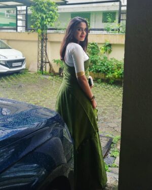 Aditi Ravi Instagram - if you’re never alone you cannot know yourself 🍀

jewels @kajal_jewellery 

#instagram #new #post #smile