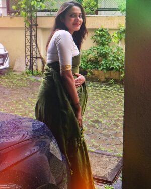 Aditi Ravi Instagram - if you’re never alone you cannot know yourself 🍀

jewels @kajal_jewellery 

#instagram #new #post #smile