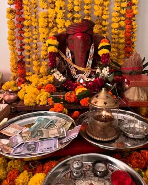 Aditi Singh Sharma Instagram - #ganeshchaturthi at Karans beautiful home with the gorgeous Bappa he created, what great vibes with all these beautiful peeps .. no filter, only love. 
Ganpati Bappa Morya. ❤️🙏