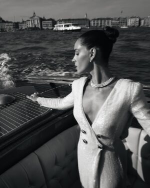 Adria Arjona Instagram - Another beautiful Venice film festival with @armanibeauty #ArmaniBeauty #VeniceFilmFestival #Venezia81
 Hair: @jennifer_yepez 
Makeup: @hiromi_ueda 
Photos: @kevinberruuu 
Styling: @sandraamador.xx 
Jewlery: @tiffanyandco