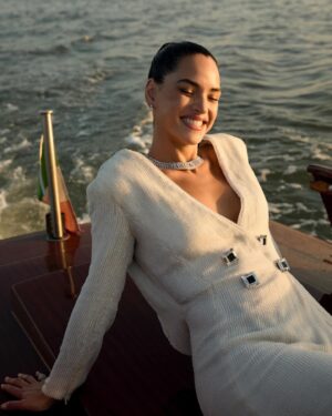 Adria Arjona Instagram - Another beautiful Venice film festival with @armanibeauty #ArmaniBeauty #VeniceFilmFestival #Venezia81
 Hair: @jennifer_yepez 
Makeup: @hiromi_ueda 
Photos: @kevinberruuu 
Styling: @sandraamador.xx 
Jewlery: @tiffanyandco