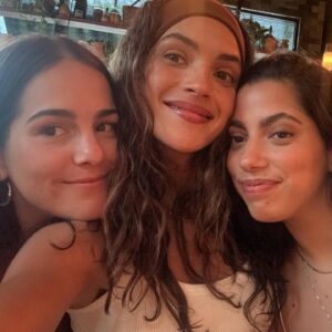 Adria Arjona Instagram - Portland it’s been real. Thank you to the beautiful cast and crew of Criminal love you all!! P.S Anna & Ryan love you guys every picture I have with you reveals our plot