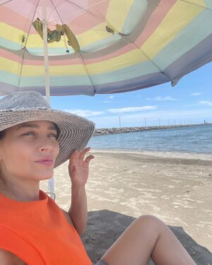 Adriana Fonseca Instagram - Adios Agosto, grateful…
______
1-Llegando a @aventureramusical gracias @soyevadaniela @juanosorio.oficial 
2- Con mis queridos @ernestolaguardiaoficial @martinricca1 , hermoso reencuentro en @papasporconveniencia @palomeragroup 
3- Después de nadar, en mi bello Veracruz, con mi hat regalo de mi ami @soykarlacervantes .
4-Boda time en un @benitosantosoficial regalo de mi querido @edgareyes_664 
5- En Veracruz, con esas gafas que tienen mas de 20 años conmigo.
6- Visitando a papito @jacquelinefonsecac 
7- Con mi hubby @ikercal 
8- Camerino life.
9- Con mis queridos compañeros @joseron3 @afri_zavala @miguelmartinezoficial 
10- Con la prima @sandramoreira04 
11- Espejito, espejito; on set.
12- Con mi bff Rafita, que me ha apoyado mucho en este tiempo en CDMX. 
13- Que lindo coincidir, con un gran actor y super simpatico @ferdinandoval 
14- En el mejor restaurante Libanes, con familia.
15- Familia, en el puerto @nachocholnew 
16- Con la bella @irinabaeva 
17- En mi spa fav en CDMX @clinicabelco 
18- Esperando en camerino.
19- Camerino life.
20- Pose pose! 
.
.
#lifestyle #byeagosto #cute #fashion #latina #cdmx #veracruz #grateful