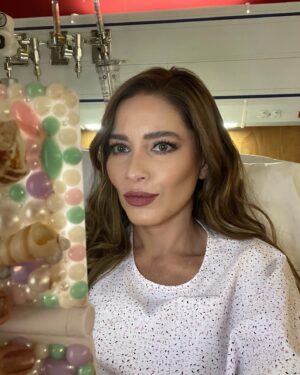 Adriana Fonseca Instagram - Adios Agosto, grateful…
______
1-Llegando a @aventureramusical gracias @soyevadaniela @juanosorio.oficial 
2- Con mis queridos @ernestolaguardiaoficial @martinricca1 , hermoso reencuentro en @papasporconveniencia @palomeragroup 
3- Después de nadar, en mi bello Veracruz, con mi hat regalo de mi ami @soykarlacervantes .
4-Boda time en un @benitosantosoficial regalo de mi querido @edgareyes_664 
5- En Veracruz, con esas gafas que tienen mas de 20 años conmigo.
6- Visitando a papito @jacquelinefonsecac 
7- Con mi hubby @ikercal 
8- Camerino life.
9- Con mis queridos compañeros @joseron3 @afri_zavala @miguelmartinezoficial 
10- Con la prima @sandramoreira04 
11- Espejito, espejito; on set.
12- Con mi bff Rafita, que me ha apoyado mucho en este tiempo en CDMX. 
13- Que lindo coincidir, con un gran actor y super simpatico @ferdinandoval 
14- En el mejor restaurante Libanes, con familia.
15- Familia, en el puerto @nachocholnew 
16- Con la bella @irinabaeva 
17- En mi spa fav en CDMX @clinicabelco 
18- Esperando en camerino.
19- Camerino life.
20- Pose pose! 
.
.
#lifestyle #byeagosto #cute #fashion #latina #cdmx #veracruz #grateful