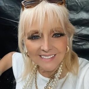 Ágata Instagram - De Branco ou de Preto ?!… como@irei esta noite ?!….