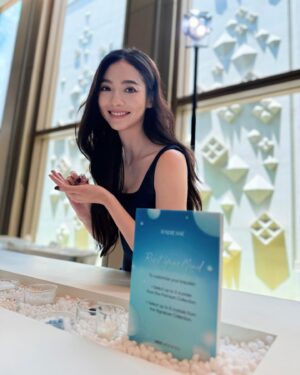 Aggie Hsieh Instagram - 你今天reset了沒？一起 #再生真美肌✨

🌏✨ 最近結束了一次難忘的泰國之旅，非常感謝Radiesse再生針團隊邀請我參加品牌20週年公關活動，聽說現場還會曝光全新的亞洲代言人！我既興奮又好奇，迫不及待地想要體驗這次的活動🎉 

在活動中，我有機會遇見了一群非常出色的台灣醫生，聽他們分享使用Radiesse的個人經驗，從完全不一樣地視角了解醫美產業🥰

Radiesse再生針是德國百年莫氏醫學美容旗下品牌，已被國際期刊證實是再生型膠原蛋白增生劑💖，不僅提供支撐力，更可以溫和健康地再生真皮層5️⃣關鍵，從膠原蛋白、彈力蛋白到保濕，由內而外都Reset！在追求美麗的同時我們更應該關注長期皮膚健康，而不是只追求即時效果！

對這個領域從知之甚少到如今，我對這療程如何維持我們都渴望的年輕光彩有了更深入地了解。Radiesse再生針是維持青春美麗的全新選擇，讓我們在任何年紀都能保持最好的狀態🫶 🫶

#Radiesse #OnTheReset #再生針 #再生美力 #晶亮瓷

🌏✨ I recently returned from an incredible trip to Thailand, all thanks to the amazing team at Radiesse, who flew me out to celebrate their 20th Anniversary where they would also announce their new APAC ambassador! As someone who's pretty new to the world of beauty maintenance, I was both excited and curious to dive into this experience 🎉

At the event, I had the opportunity to meet some incredible doctors who shared their expertise and personal stories about working with Radiesse. Radiesse is a brand under the century-old German medical aesthetic company, Merz Aesthetics. Radiesse is clinically proven as a regenerative biostimulator. Not only does it reinforce structure and support, but it also regenerates 5 critical key components of the skin structure including collagen and elastin. Radiesse can help you regenerate from within 🧖🏻‍♀️ When pursuing rejuvenation, we should focus on long-term skin health instead of instant results!

From knowing very little about this field, I’ve come away with a deeper understanding of how these treatments can help maintain that youthful glow we all love. Radiesse is your new innovative option to stay pretty, glowing and healthy. Here’s to looking and feeling our best at every age! 🥂