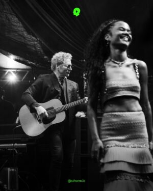 Agnes Nunes Instagram - Mais um ano em que Agnes Nunes e Matt Sorum entregaram performances inesquecíveis no Sthorm Festival! Agnes, com sua voz marcante e estilo que sincretiza gêneros, encantou o público com um cover de “Zombie”, da banda The Cranberries. Ao lado de Matt Sorum, o lendário baterista conhecido por seu trabalho com Guns N’ Roses e Velvet Revolver, eles trouxeram uma energia poderosa ao palco, apresentando hits que marcaram gerações, incluindo “Knockin’ on Heaven’s Door”, do Guns N’ Roses.

Esse encontro artístico, musical e cósmico entre Matt e Agnes capturou o espírito criativo do festival, tornando suas apresentações um dos momentos mais memoráveis da noite.

Registrando esse belíssimo encontro, contamos com as fotografias impecáveis do nosso amigo e parceiro, Vitor Hugo Santana @vhsvhs_ 

#SthormFestival2024 #FestivalOfSolutions #FindTheOthers