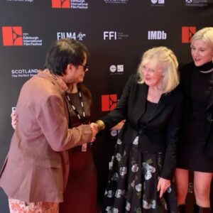 Agustina Cabo Instagram - Rodamos Gala & Kiwi en diciembre de 2021. Después de varias trabas y todavía mucho miedo al covid, filmamos. Fue una experiencia como nunca había tenido en mi vida. Irrepicable e inolvidable. Hoy, casi tres años después nos fuimos a estrenarla a Edimburgo en @edfilmfest .🤌🏻🤌🏻🤌🏻🤌🏻. Miro para atrás y pienso que esta peli me transformó. Soy otra. Y somos otros, todos, me permito acreditar. Para que hacemos películas si no es para transformarnos, emocionarnos, atravesarnos. Conocernos por partes, de a ratos, con tiempo. Intentar acercarnos a una sensación de identidad. Como personas, como argentinos, como cuerpitos. Narrar nuestras historias y a la vez prestarnos para narrar las de otros. ¿No es conmovedor? En fin. Me hizo muy feliz haber compartido este festival y esta peli con este equipo. Un sueño que no sabía que tenía.

Gracias @axelcheb por este viaje. Jamás supe que iba a ser tan inmenso. Gracias. 
Gracias a @edfilmfest por alojarnos y recibirnos en este festival increíble, un honor para nosotros presentarnos allá. 
Gracias a la @arginuk por abrirnos las puertas y esa tarde tan conmovedora.
Gracias a @lunamazzeo por ser la estilista de mis sueños y además mi gran amiga.
Y gracias a los compañeros de ruta, toda esta gente increíble con la que hicimos una película que anduvo de viaje!! Los quiero muchísimo, los admiro más : @carmenfillol @joacopulpeiro @_______________mac @juani.catalano @abrilcicala @axelcheb @lunamazzeo @jaztaiah 

Aguante la ficción!!