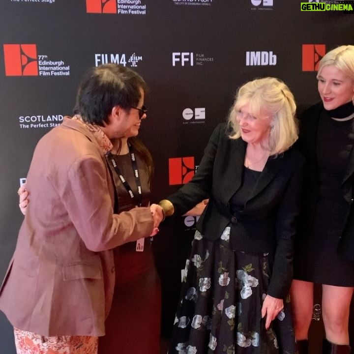 Agustina Cabo - 2.4K Likes - Rodamos Gala & Kiwi en diciembre de 2021. Después de varias trabas y todavía mucho miedo al covid, filmamos. Fue una experiencia como nunca había tenido en mi vida. Irrepicable e inolvidable. Hoy, casi tres años después nos fuimos a estrenarla a Edimburgo en @edfilmfest .🤌🏻🤌🏻🤌🏻🤌🏻. Miro para atrás y pienso que esta peli me transformó. Soy otra. Y somos otros, todos, me permito acreditar. Para que hacemos películas si no es para transformarnos, emocionarnos, atravesarnos. Conocernos por partes, de a ratos, con tiempo. Intentar acercarnos a una sensación de identidad. Como personas, como argentinos, como cuerpitos. Narrar nuestras historias y a la vez prestarnos para narrar las de otros. ¿No es conmovedor? En fin. Me hizo muy feliz haber compartido este festival y esta peli con este equipo. Un sueño que no sabía que tenía.
Gracias @axelcheb por este viaje. Jamás supe que iba a ser tan inmenso. Gracias.
Gracias a @edfilmfest por alojarnos y recibirnos en este festival increíble, un honor para nosotros presentarnos allá.
Gracias a la @arginuk por abrirnos las puertas y esa tarde tan conmovedora.
Gracias a @lunamazzeo por ser la estilista de mis sueños y además mi gran amiga.
Y gracias a los compañeros de ruta, toda esta gente increíble con la que hicimos una película que anduvo de viaje!! Los quiero muchísimo, los admiro más : @carmenfillol @joacopulpeiro @_______________mac @juani.catalano @abrilcicala @axelcheb @lunamazzeo @jaztaiah
Aguante la ficción!!