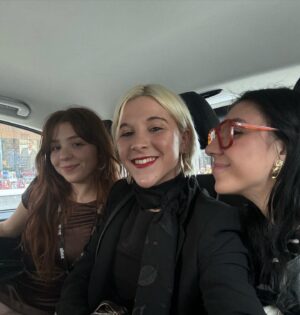 Agustina Cabo Instagram - Rodamos Gala & Kiwi en diciembre de 2021. Después de varias trabas y todavía mucho miedo al covid, filmamos. Fue una experiencia como nunca había tenido en mi vida. Irrepicable e inolvidable. Hoy, casi tres años después nos fuimos a estrenarla a Edimburgo en @edfilmfest .🤌🏻🤌🏻🤌🏻🤌🏻. Miro para atrás y pienso que esta peli me transformó. Soy otra. Y somos otros, todos, me permito acreditar. Para que hacemos películas si no es para transformarnos, emocionarnos, atravesarnos. Conocernos por partes, de a ratos, con tiempo. Intentar acercarnos a una sensación de identidad. Como personas, como argentinos, como cuerpitos. Narrar nuestras historias y a la vez prestarnos para narrar las de otros. ¿No es conmovedor? En fin. Me hizo muy feliz haber compartido este festival y esta peli con este equipo. Un sueño que no sabía que tenía.

Gracias @axelcheb por este viaje. Jamás supe que iba a ser tan inmenso. Gracias. 
Gracias a @edfilmfest por alojarnos y recibirnos en este festival increíble, un honor para nosotros presentarnos allá. 
Gracias a la @arginuk por abrirnos las puertas y esa tarde tan conmovedora.
Gracias a @lunamazzeo por ser la estilista de mis sueños y además mi gran amiga.
Y gracias a los compañeros de ruta, toda esta gente increíble con la que hicimos una película que anduvo de viaje!! Los quiero muchísimo, los admiro más : @carmenfillol @joacopulpeiro @_______________mac @juani.catalano @abrilcicala @axelcheb @lunamazzeo @jaztaiah 

Aguante la ficción!!
