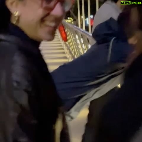 Agustina Cabo - 2.4K Likes - Rodamos Gala & Kiwi en diciembre de 2021. Después de varias trabas y todavía mucho miedo al covid, filmamos. Fue una experiencia como nunca había tenido en mi vida. Irrepicable e inolvidable. Hoy, casi tres años después nos fuimos a estrenarla a Edimburgo en @edfilmfest .🤌🏻🤌🏻🤌🏻🤌🏻. Miro para atrás y pienso que esta peli me transformó. Soy otra. Y somos otros, todos, me permito acreditar. Para que hacemos películas si no es para transformarnos, emocionarnos, atravesarnos. Conocernos por partes, de a ratos, con tiempo. Intentar acercarnos a una sensación de identidad. Como personas, como argentinos, como cuerpitos. Narrar nuestras historias y a la vez prestarnos para narrar las de otros. ¿No es conmovedor? En fin. Me hizo muy feliz haber compartido este festival y esta peli con este equipo. Un sueño que no sabía que tenía.
Gracias @axelcheb por este viaje. Jamás supe que iba a ser tan inmenso. Gracias.
Gracias a @edfilmfest por alojarnos y recibirnos en este festival increíble, un honor para nosotros presentarnos allá.
Gracias a la @arginuk por abrirnos las puertas y esa tarde tan conmovedora.
Gracias a @lunamazzeo por ser la estilista de mis sueños y además mi gran amiga.
Y gracias a los compañeros de ruta, toda esta gente increíble con la que hicimos una película que anduvo de viaje!! Los quiero muchísimo, los admiro más : @carmenfillol @joacopulpeiro @_______________mac @juani.catalano @abrilcicala @axelcheb @lunamazzeo @jaztaiah
Aguante la ficción!!